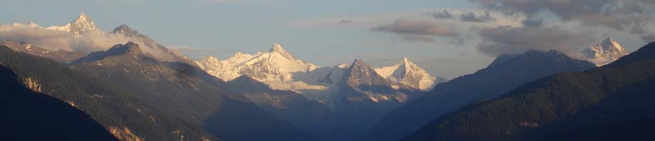 Blick vom Chalet Franz aufs Val d'Anniviers mit vier Viertausendern (v.l.n.r. Weisshorn, Zinalrothorn, Obergabelhorn und Dent-Blanche)