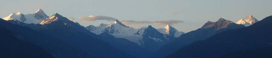 Blick vom Chalet Franz aufs Val d'Anniviers mit vier Viertausendern (v.l.n.r. Weisshorn, Zinalrothorn, Obergabelhorn und Dent-Blanche)