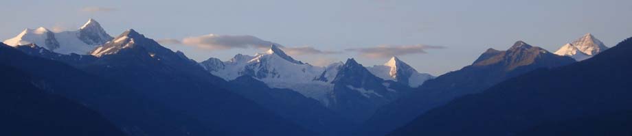 Blick vom Chalet Franz aufs Val d'Anniviers mit vier Viertausendern (v.l.n.r. Weisshorn, Zinalrothorn, Obergabelhorn und Dent-Blanche)