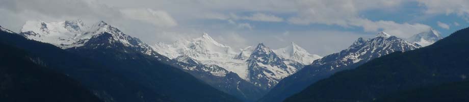 Blick vom Chalet Franz aufs Val d'Anniviers mit vier Viertausendern (v.l.n.r. Weisshorn, Zinalrothorn, Obergabelhorn und Dent-Blanche)