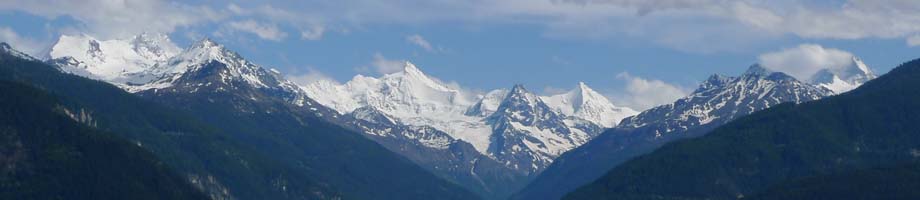Blick vom Chalet Franz aufs Val d'Anniviers mit vier Viertausendern (v.l.n.r. Weisshorn, Zinalrothorn, Obergabelhorn und Dent-Blanche)