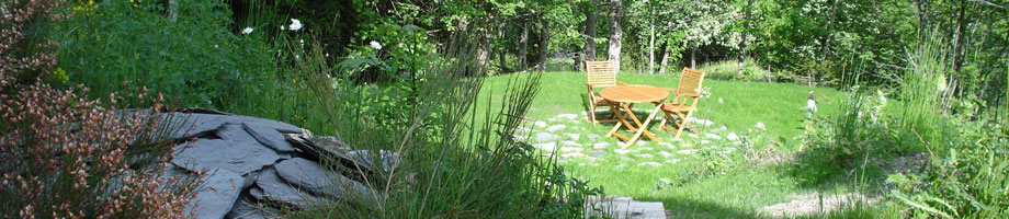 Ein Sitzplatz auf dem grossen Grundstück des Chalets Franz