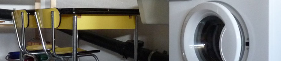 Gestell mit Gartensachen im Abstellraum