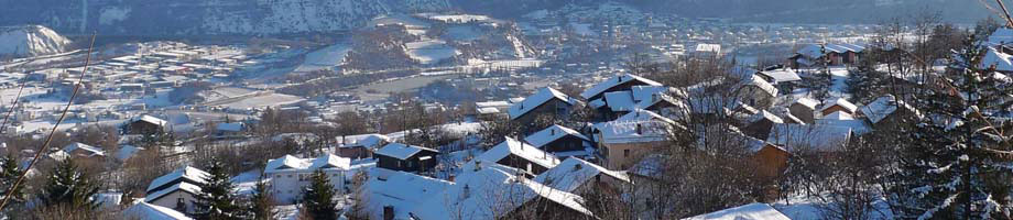 Blick vom Chalet Franz auf das Dörfchen Mollens im Winter