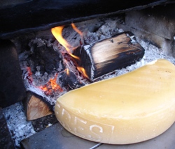 Raclette, direkt am Rebholzfeuer zubereitet