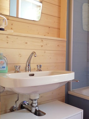 Badewanne mit Dusche im Badezimmer im zweiten Stock