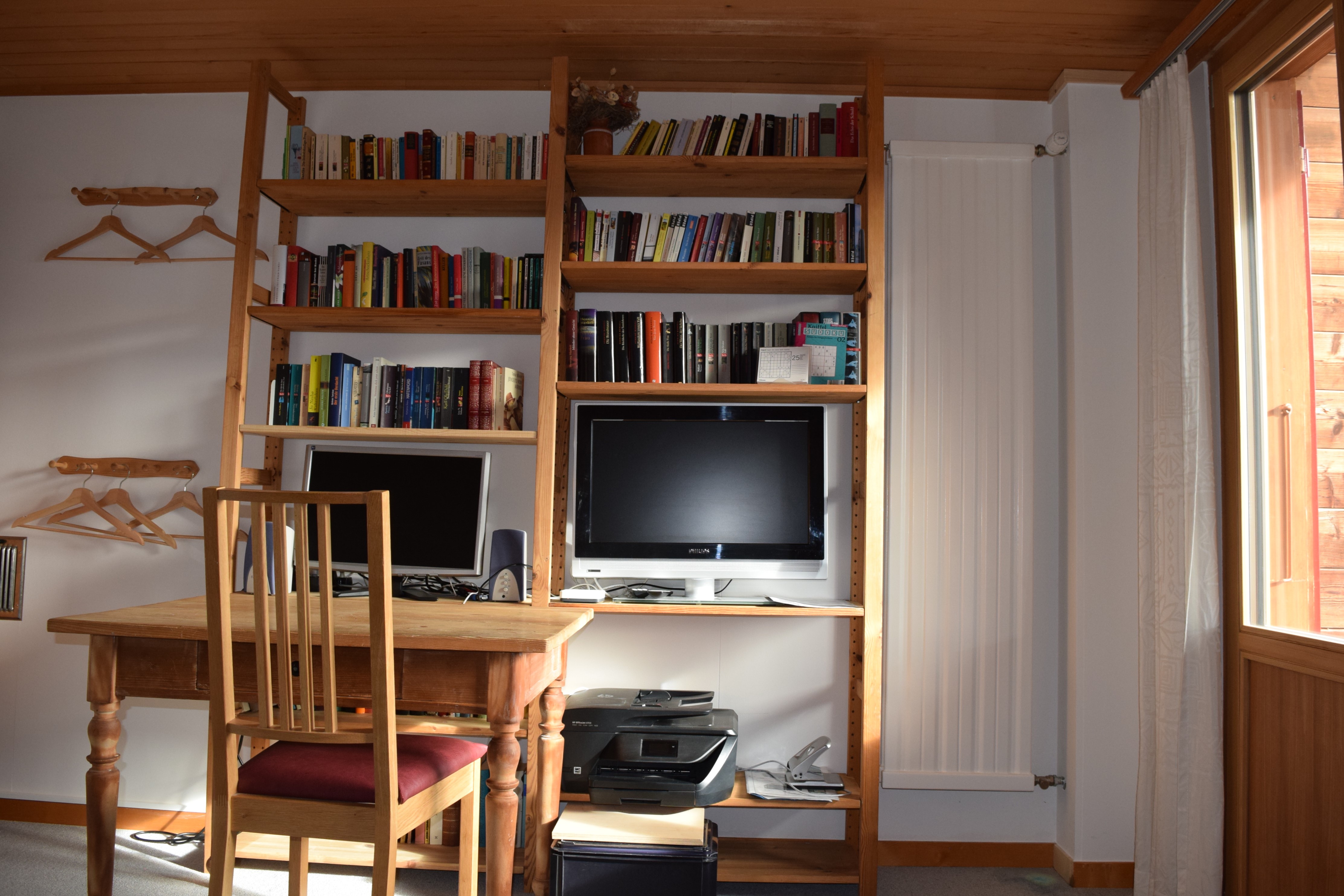Bibliothek mit TV und PC im Balkonzimmer