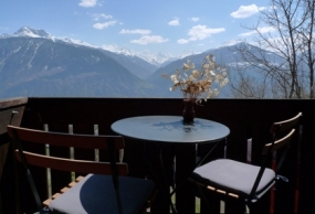 Balkon mit Blick aufs Bergpanorama