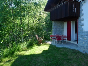 Gedeckter Gartensitzplatz unter dem Balkon