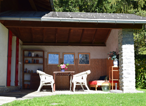 Gedeckter Gartensitzplatz neben der Küche